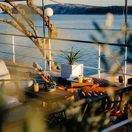 Apartment Raza - Beachfront On Rab - Sea View & Private Boat Dock Barbat na Rabu