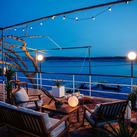 Raza - Beachfront On Rab - Sea View & Private Boat Dock Apartment *