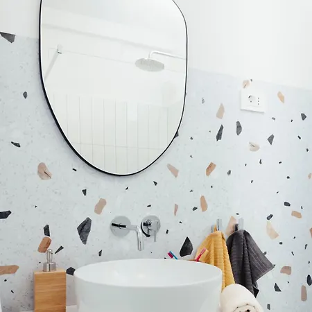 Raza - Beachfront On Rab - Sea View & Private Boat Dock Apartment Barbat na Rabu