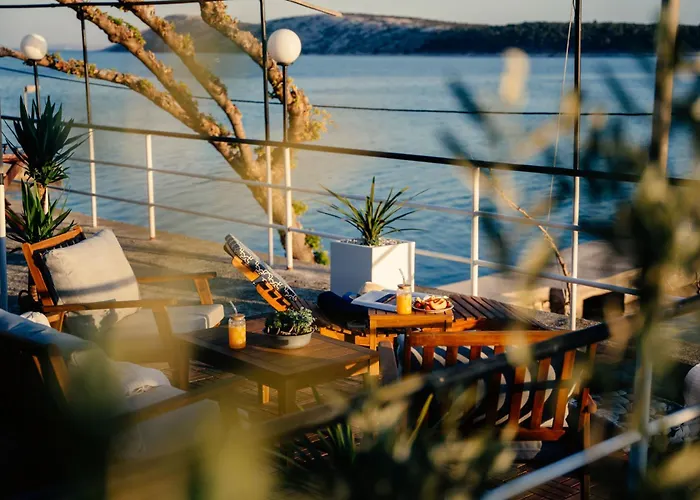 Apartment Raza - Beachfront On Rab - Sea View & Private Boat Dock Barbat na Rabu