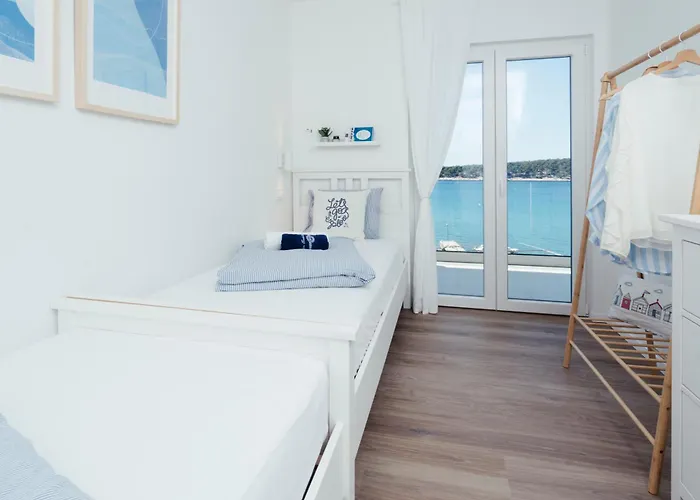 Raza - Beachfront On Rab - Sea View & Private Boat Dock Apartment *