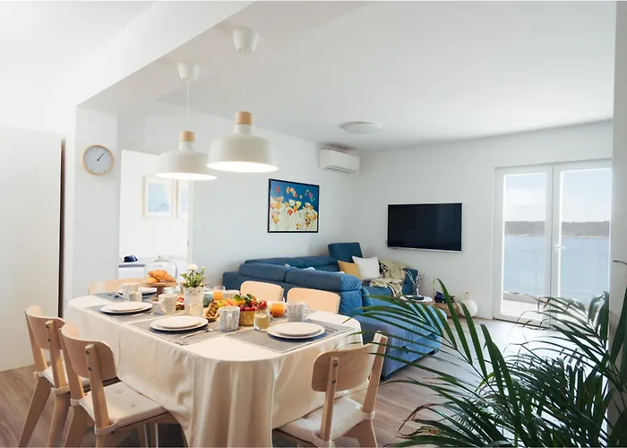 Apartment Raza - Beachfront On Rab - Sea View & Private Boat Dock Barbat na Rabu