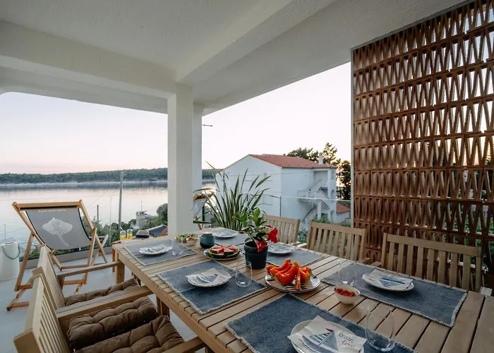 Raza - Beachfront On Rab - Sea View & Private Boat Dock Apartment
