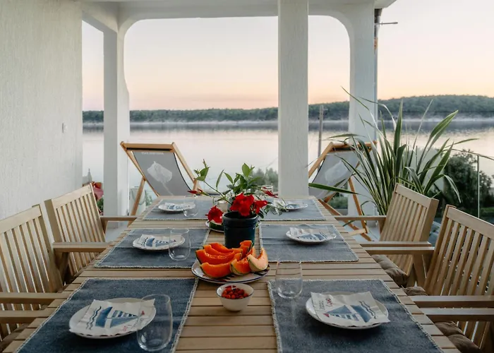 Raza - Beachfront On Rab - Sea View & Private Boat Dock Apartment *