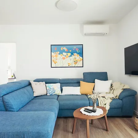 Raza - Beachfront On Rab - Sea View & Private Boat Dock Apartman *