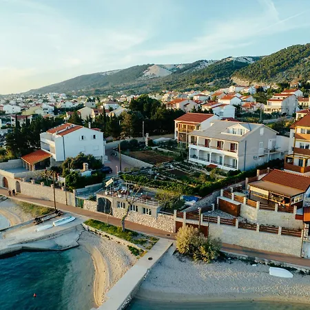 Raza - Beachfront On Rab - Sea View & Private Boat Dock Apartman