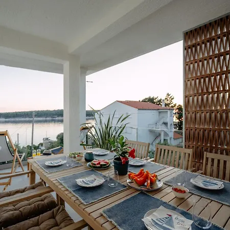 Raza - Beachfront On Rab - Sea View & Private Boat Dock Apartman