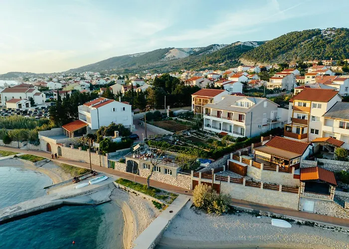 Raza - Beachfront On Rab - Sea View & Private Boat Dock Lägenhet